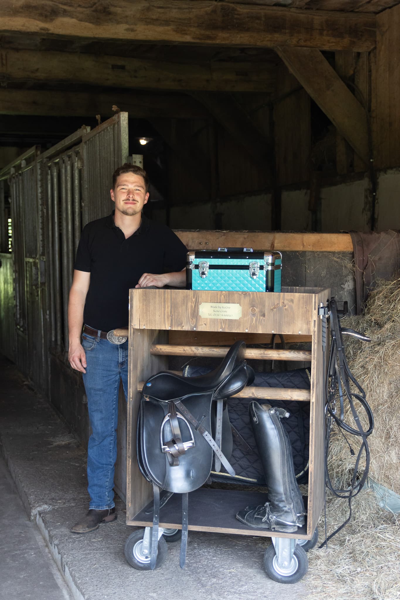 Keno Grote neben einem Stable Buddy in seinem Stall
